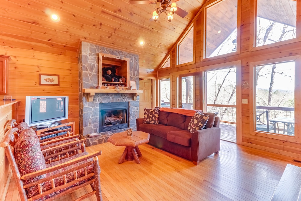Log Cabin With Mountain Views Deck Hot Tub Close To Bryson