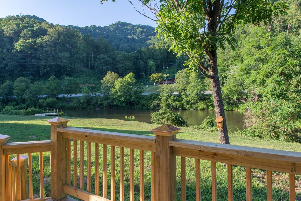 Handicap accessible riverfront home - outdoor firepit & hot tub!