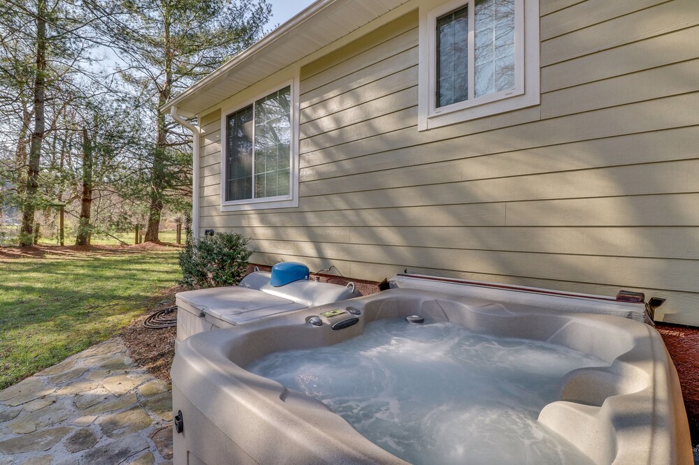 Handicap accessible riverfront home - outdoor firepit & hot tub!