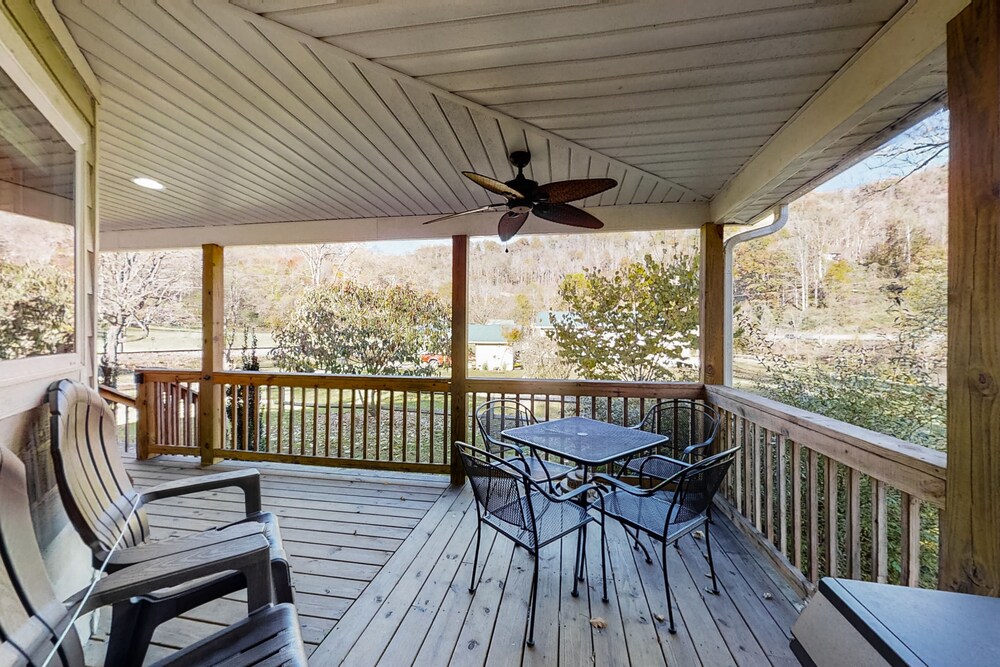 Handicap accessible riverfront home - outdoor firepit & hot tub!