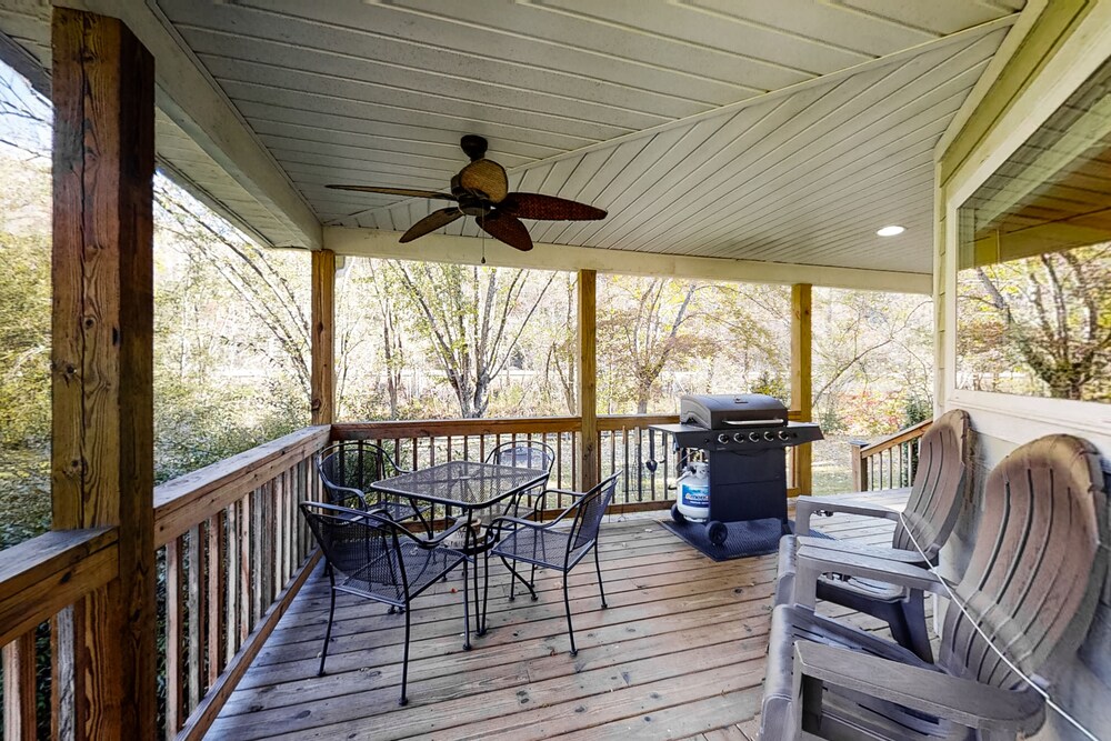 Handicap accessible riverfront home - outdoor firepit & hot tub!