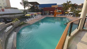 Una piscina al aire libre de temporada