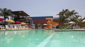 Una piscina al aire libre de temporada