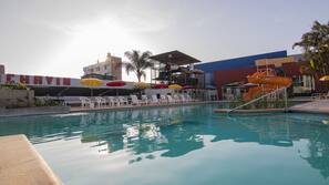Una piscina al aire libre de temporada