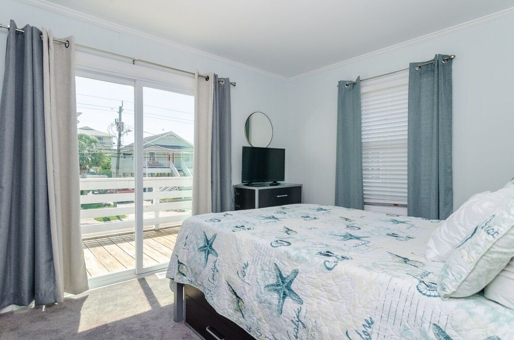 Remodeled sound front home w dock, boat slip Carolina Beach Vrbo