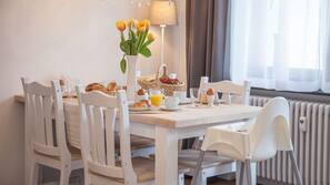 Réfrigérateur, micro-ondes, fourneau de cuisine, cafetière/bouilloire