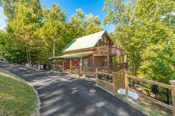 3br 2ba Log Cabin Hook Line Sinker Hot Tub Wi Fi Pigeon Forge