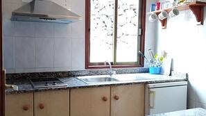 Kühlschrank, Herd, Kochgeschirr/Geschirr/Besteck