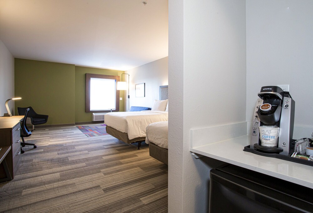 Room, Holiday Inn Express & Suites Columbus - Worthington, an IHG Hotel