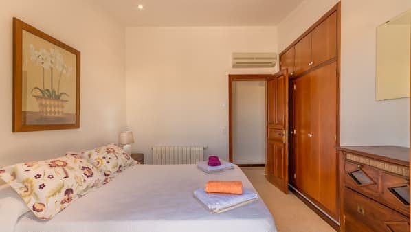 3 bedrooms, iron/ironing board, WiFi, linens