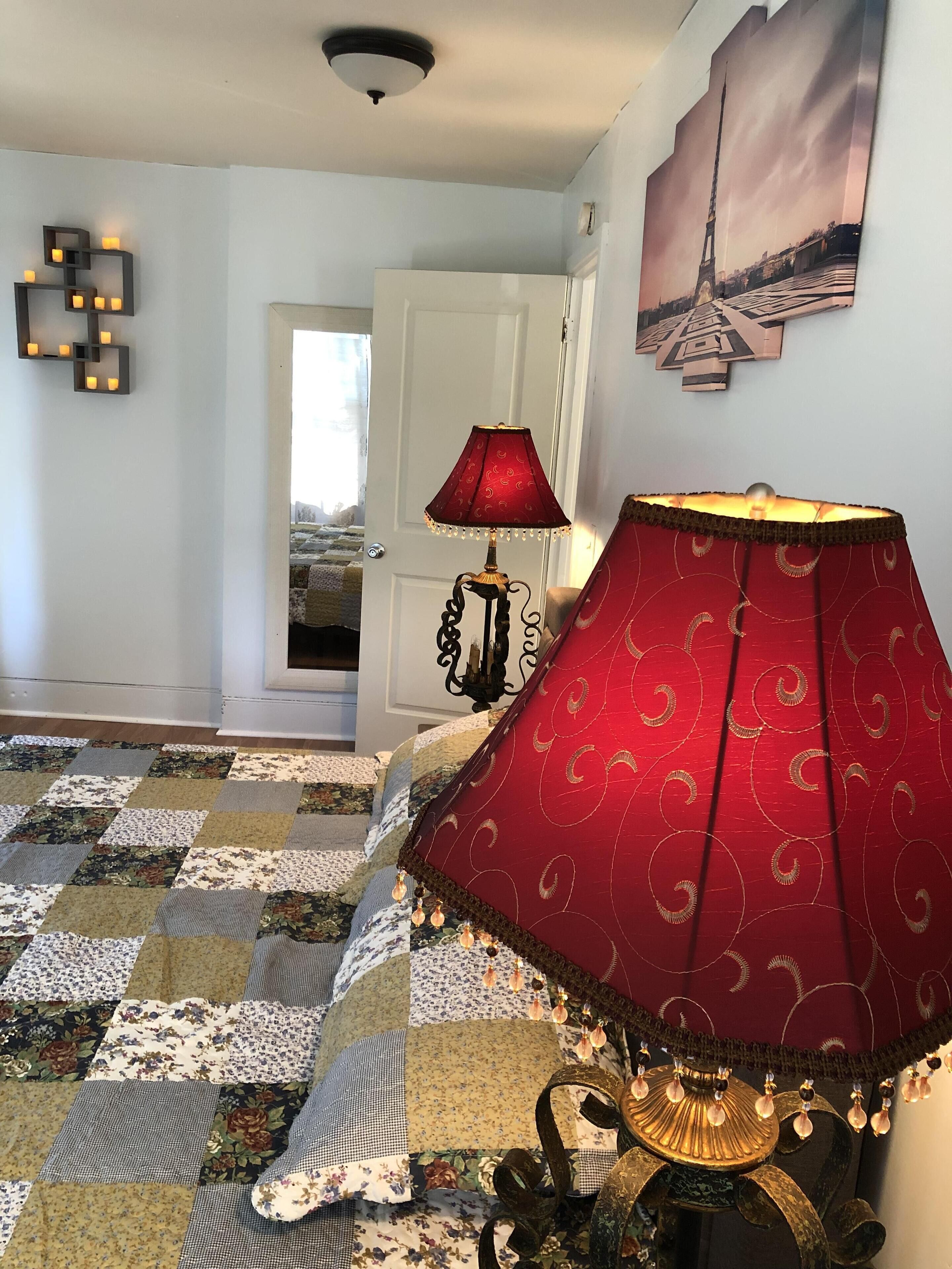 Cozy French Pied a terre - King bed, washer/dryer in Albany, United States