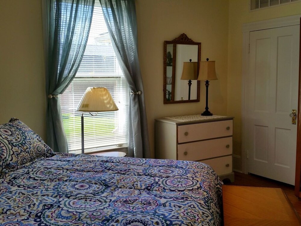 Victorian on Main Street, Rock Hall MD. Walk to everything! Sleeps 24 Rock Hall Vrbo