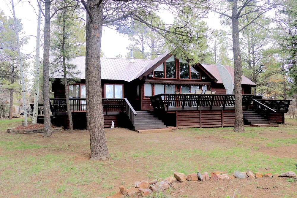 Cozy Cabin Home With Beautiful Fall View Just Minutes From Town