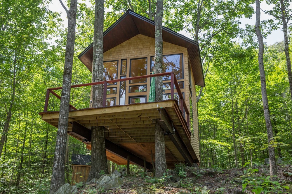 Ling Treehouse: Soul's Retreat in Mount Sunapee, United States