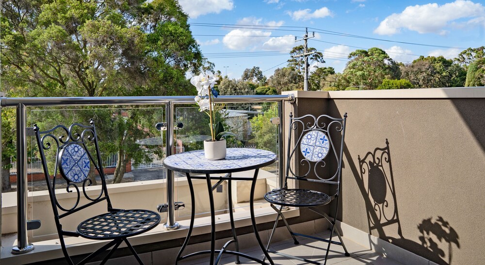 AUJOY 4 Bed  Townhouse Glen Waverley