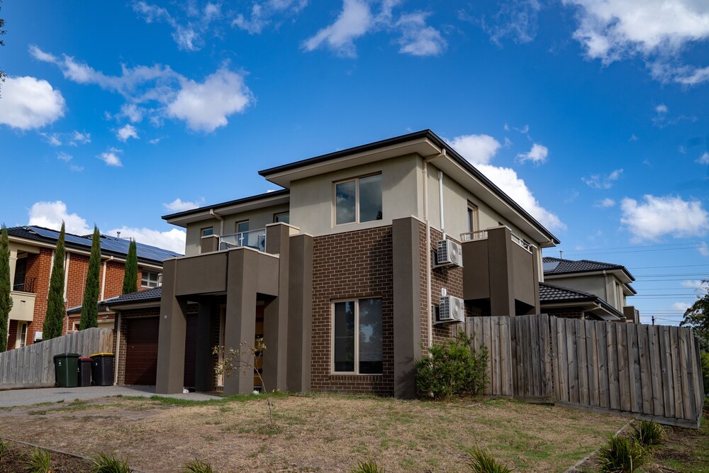AUJOY 4 Bed  Townhouse Glen Waverley