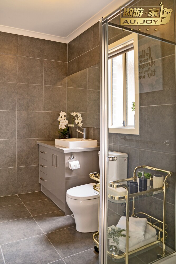 AUJOY 4 Bed  Townhouse Glen Waverley
