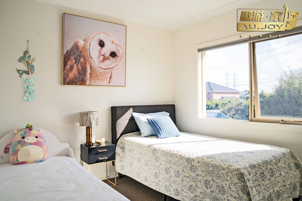 AUJOY 4 Bed  Townhouse Glen Waverley