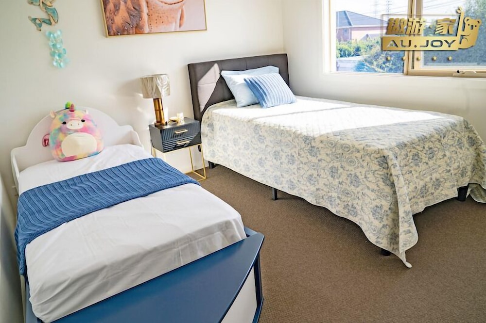 AUJOY 4 Bed  Townhouse Glen Waverley