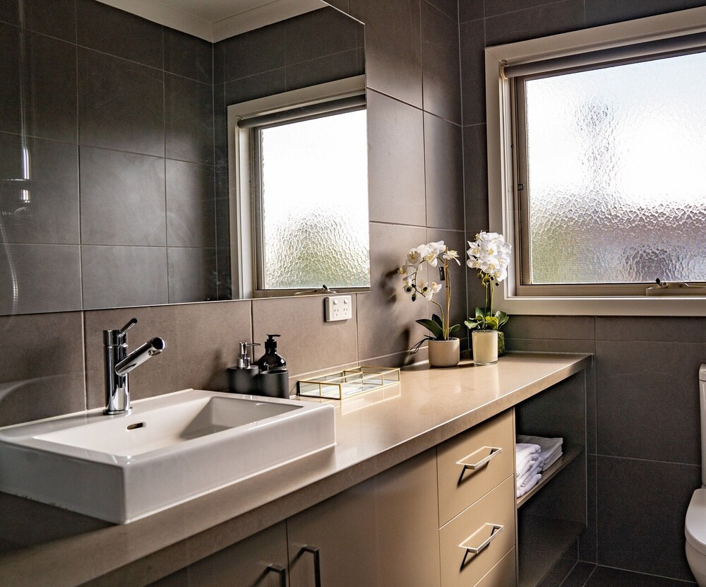 AUJOY 4 Bed  Townhouse Glen Waverley