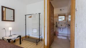 Een bureau, gratis babybedden, extra bedden, gratis wifi