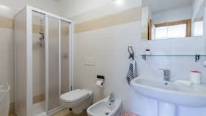 Een douche, gratis toiletartikelen, een haardroger, een bidet