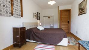 Een bureau, gratis babybedden, extra bedden, gratis wifi