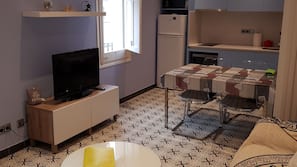 Réfrigérateur, micro-ondes, fourneau de cuisine, cafetière/bouilloire