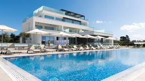 Piscine extérieure, parasols de plage, chaises longues