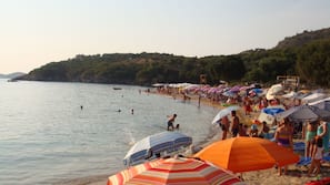 In Strandnähe, weißer Sandstrand, 4 Strandbars