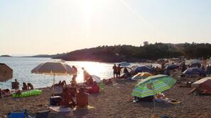 In Strandnähe, weißer Sandstrand, 4 Strandbars