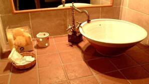 Shower, rainfall showerhead, free toiletries, hair dryer