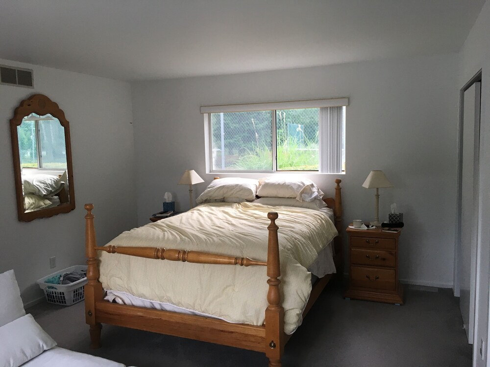 Westhampton Getaway Private creek, pool and tennis court