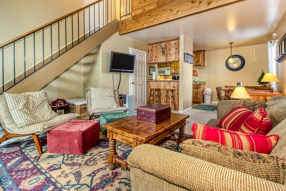 Charming Cabin Like Setting With Great Mountain Views And Ski