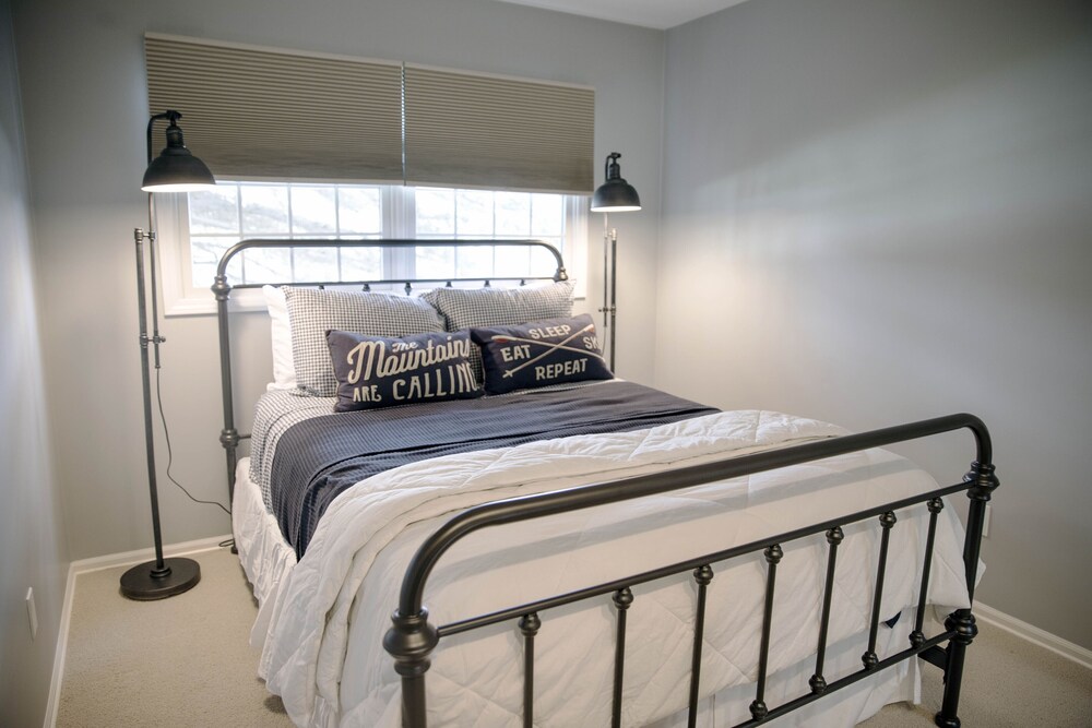 Remodeled condo. Less than half a mile to downtown HS, the beach and boat docks! Harbor