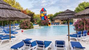 Piscine extérieure, parasols de plage, chaises longues