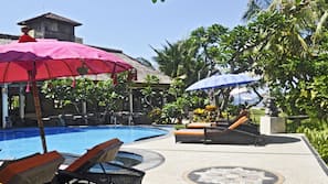 2 outdoor pools