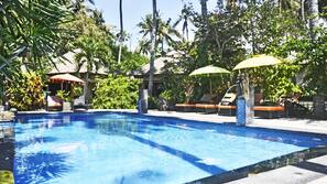 2 outdoor pools