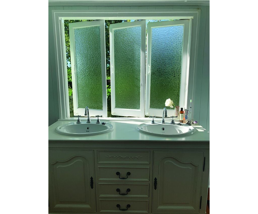 Spacious and light beach house - 7 mins from Cairns CBD