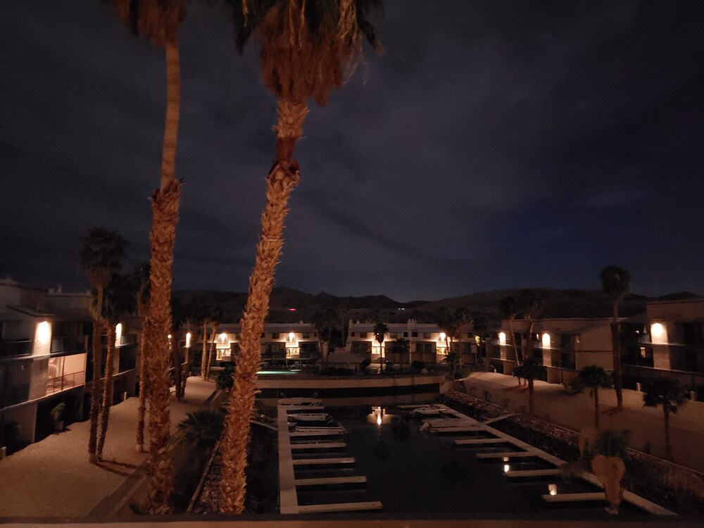 Breathtaking Riverfront Condo ON THE Colorado River in Bullhead City, United States