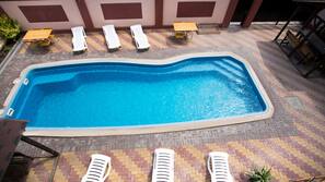 Una piscina al aire libre de temporada