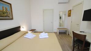 Copriletto in piuma, una cassaforte in camera, una scrivania