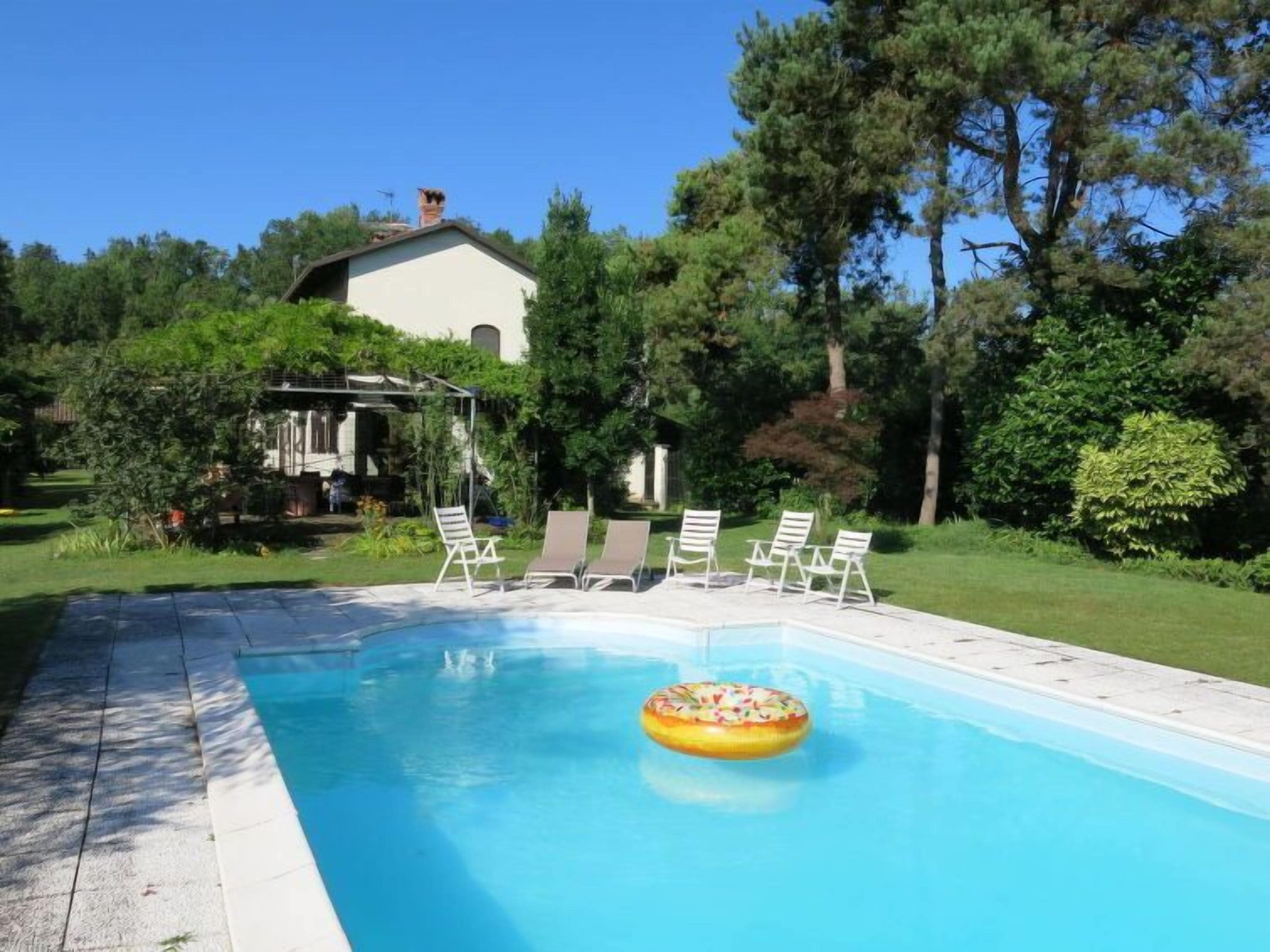 Valmezzana Holiday Home, Sleeps 8 With Pool in Cortazzone, Italy