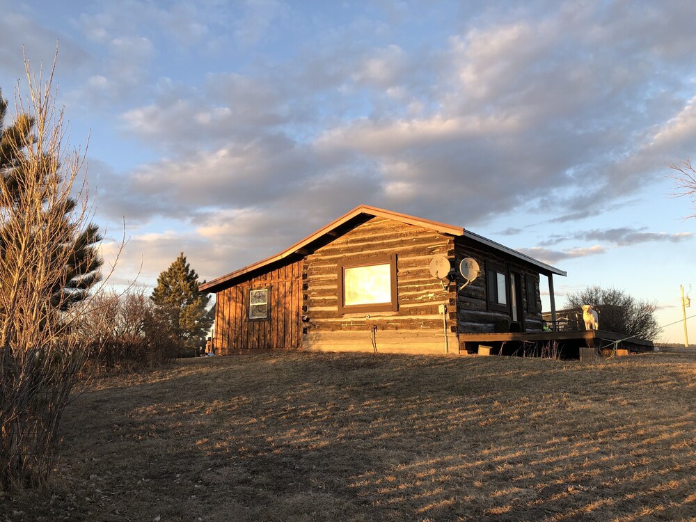 Rustic log cabin in the beautiful Wyoming Black Hills!, Sundance Room