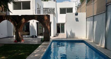 Hermosa casa con jardin y alberca