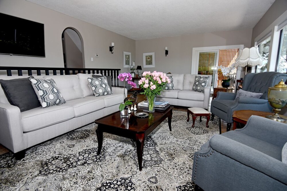 Lobby sitting area, A Touch of English Bed & Breakfast