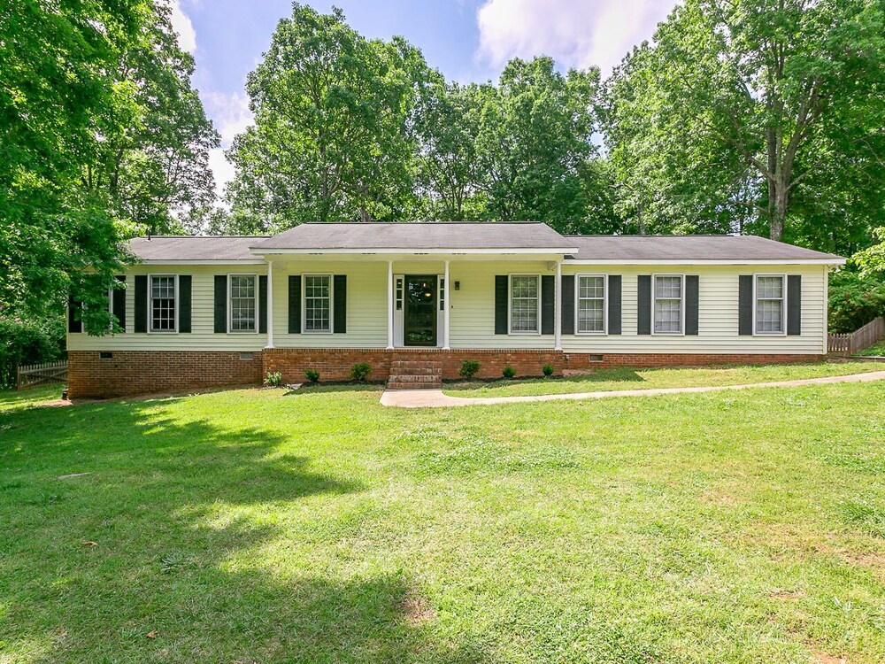 Mountain View Retreat with Deck Relaxing Lake Getaway at Travelers