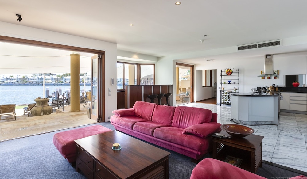 Spectacular North Facing Harbour Front Villa