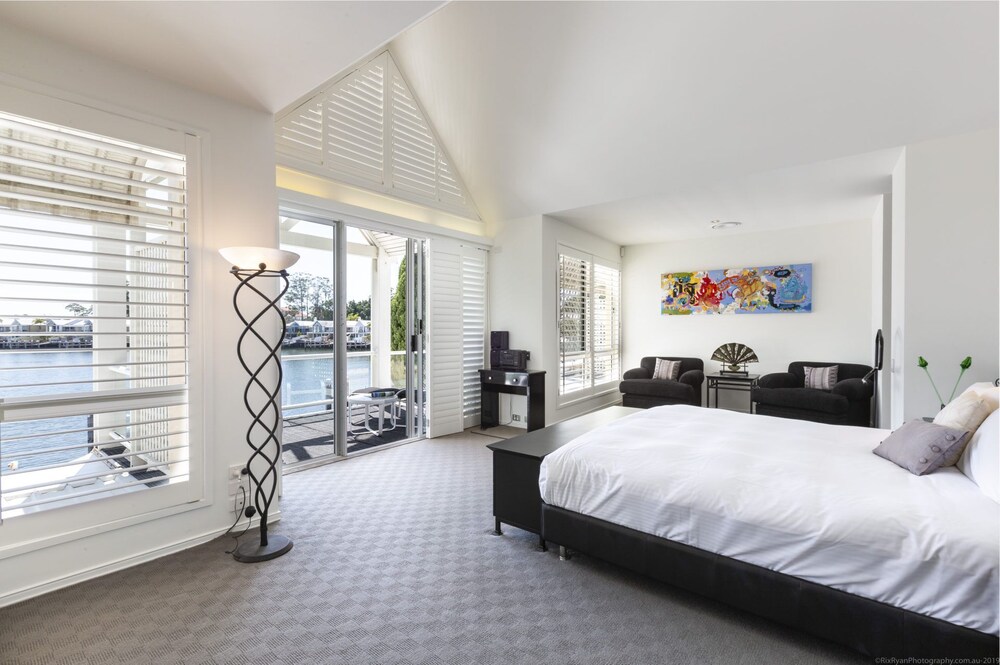 Spectacular North Facing Harbour Front Villa