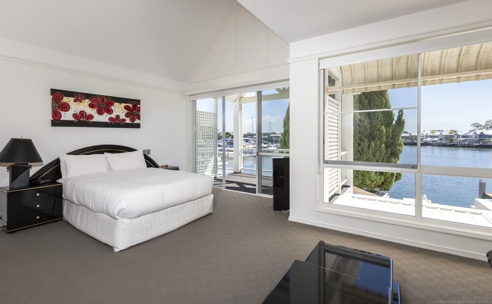 Spectacular North Facing Harbour Front Villa